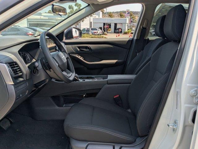 Photo of 2025 Glacier White Nissan Rogue