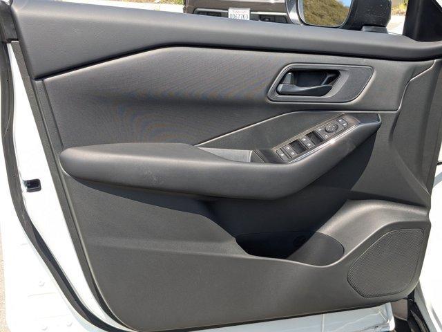 Photo of 2025 Glacier White Nissan Rogue