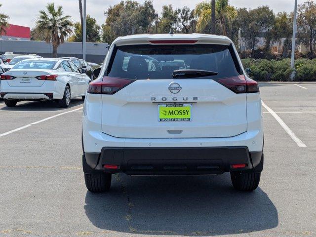 Photo of 2025 Glacier White Nissan Rogue