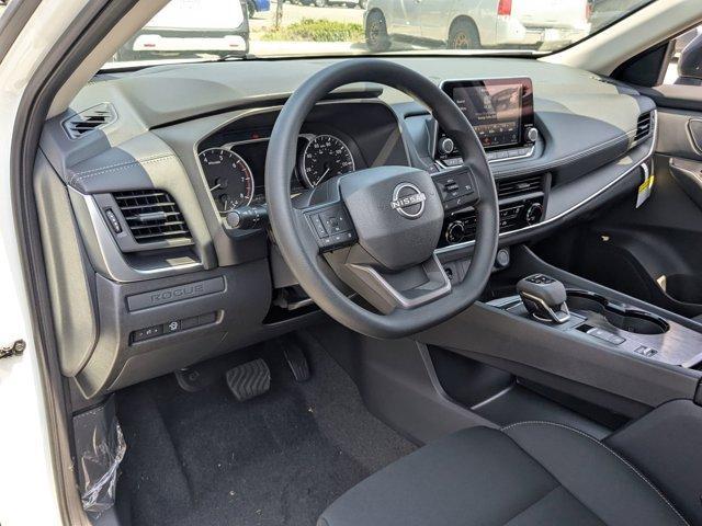 Photo of 2025 Glacier White Nissan Rogue