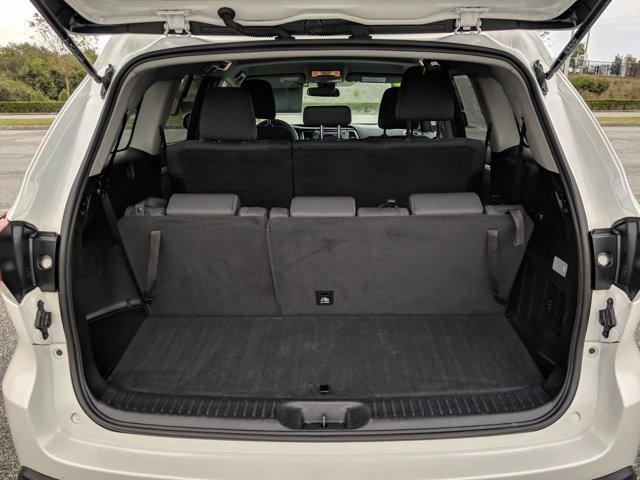 Photo of 2019 White Toyota Highlander