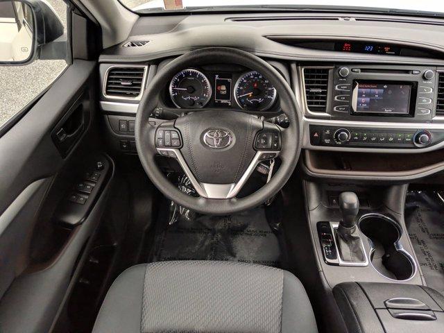 Photo of 2019 White Toyota Highlander