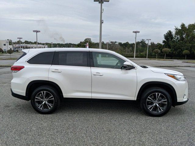 Photo of 2019 White Toyota Highlander