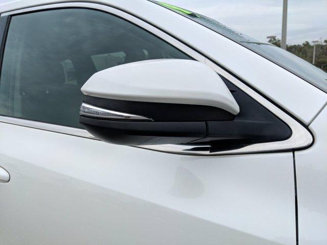 Photo of 2019 White Toyota Highlander
