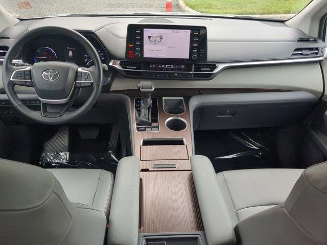 Photo of 2023 Celestial Silver Toyota Sienna