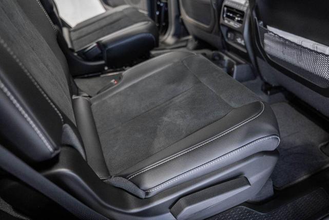 Photo of 2025 Diamond Black Crystal Pearlcoat Jeep Grand Cherokee L