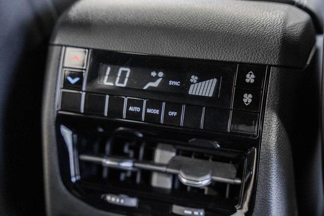 Photo of 2025 Diamond Black Crystal Pearlcoat Jeep Grand Cherokee L