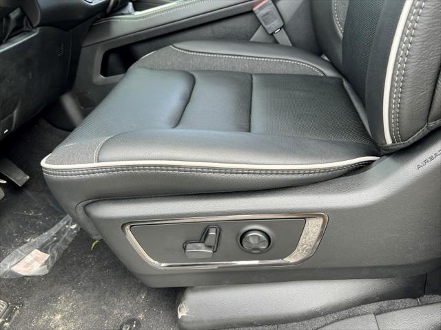 Photo of 2025 Ivory White Tri-Coat Pearlcoat RAM 1500