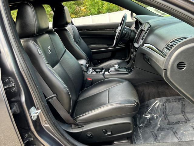 Photo of 2018 Granite Crystal Metallic Clearcoat Chrysler 300