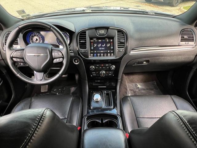 Photo of 2018 Granite Crystal Metallic Clearcoat Chrysler 300