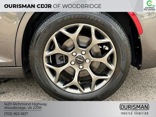 Photo of 2018 Granite Crystal Metallic Clearcoat Chrysler 300