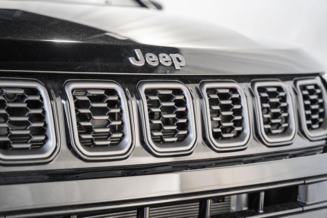 Photo of 2025 Diamond Black Crystal Pearlcoat Jeep Compass