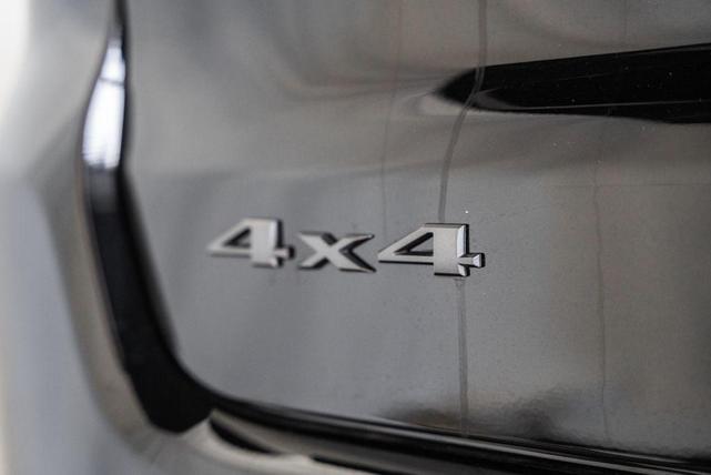 Photo of 2025 Diamond Black Crystal Pearlcoat Jeep Compass