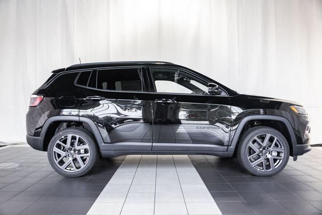 Photo of 2025 Diamond Black Crystal Pearlcoat Jeep Compass