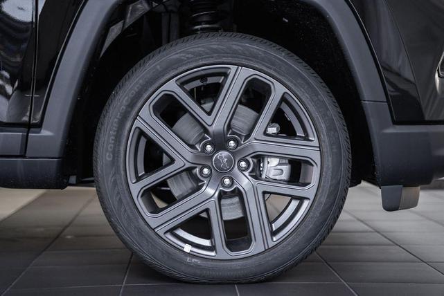 Photo of 2025 Diamond Black Crystal Pearlcoat Jeep Compass
