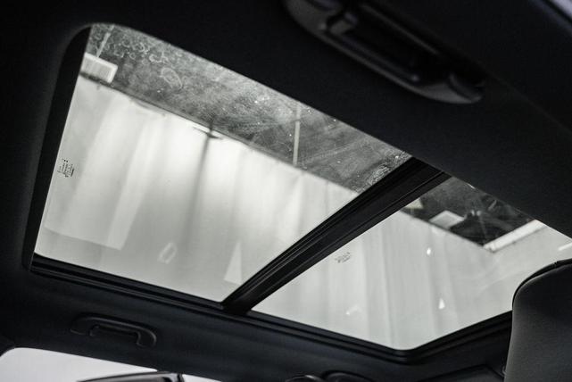 Photo of 2025 Diamond Black Crystal Pearlcoat Jeep Compass
