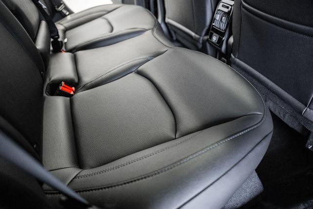 Photo of 2025 Diamond Black Crystal Pearlcoat Jeep Compass
