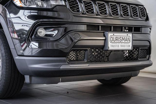 Photo of 2025 Diamond Black Crystal Pearlcoat Jeep Compass
