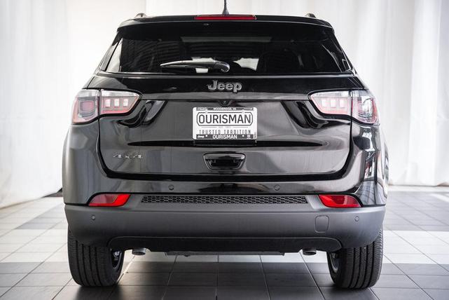 Photo of 2025 Diamond Black Crystal Pearlcoat Jeep Compass