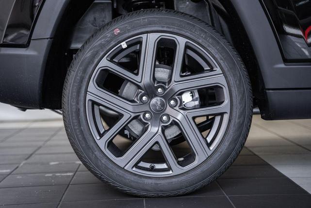Photo of 2025 Diamond Black Crystal Pearlcoat Jeep Compass