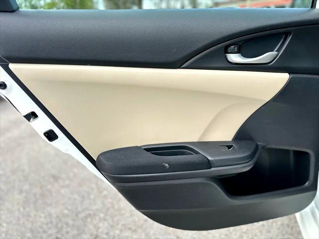 Photo of 2016 Taffeta White Honda Civic