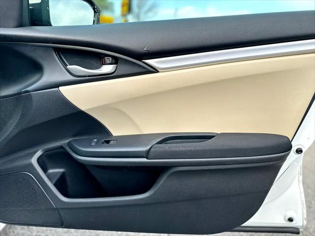 Photo of 2016 Taffeta White Honda Civic