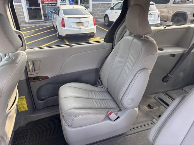 Photo of 2014 Burgundy Toyota Sienna