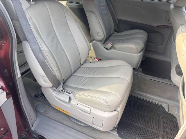 Photo of 2014 Burgundy Toyota Sienna