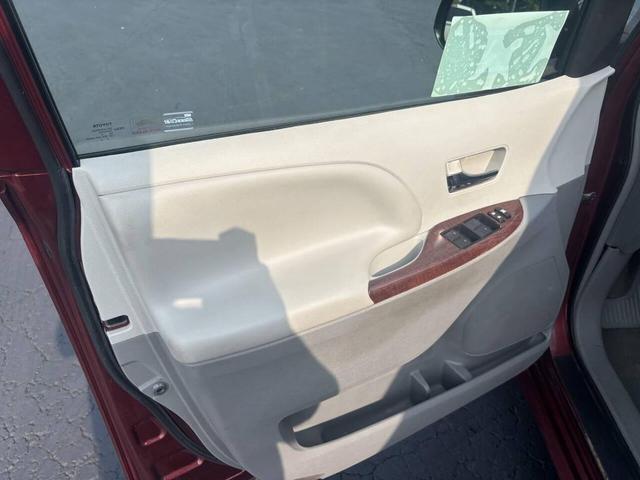 Photo of 2014 Burgundy Toyota Sienna