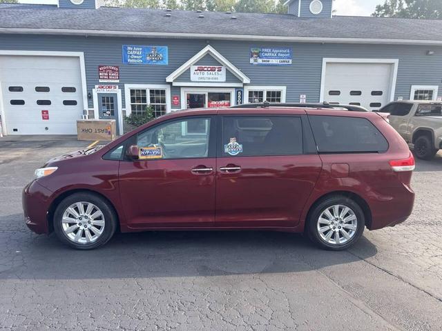 Photo of 2014 Burgundy Toyota Sienna