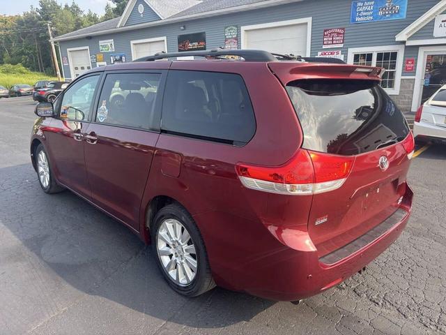 Photo of 2014 Burgundy Toyota Sienna