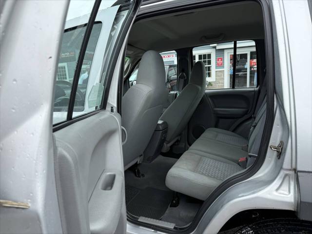 Photo of 2007 Bright Silver Metallic Clearcoat Jeep Liberty