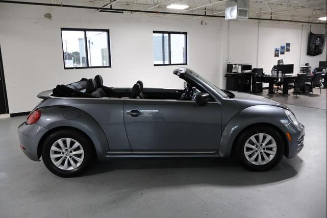 Photo of 2018 Gray Volkswagen Beetle