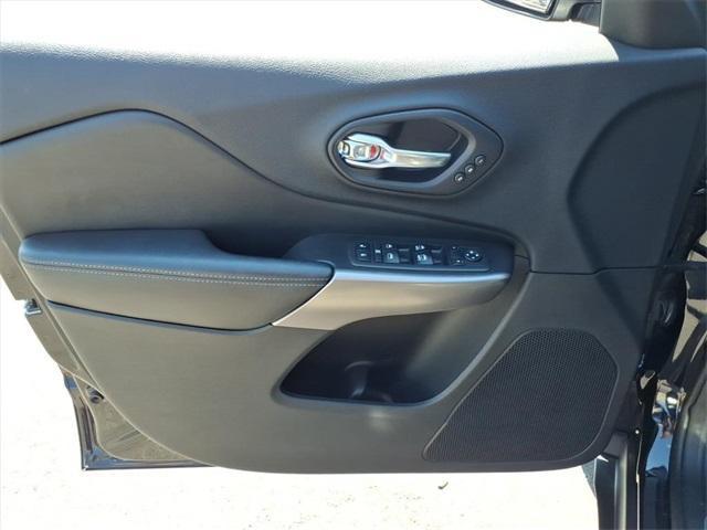 Photo of 2019 Diamond Black Jeep Cherokee