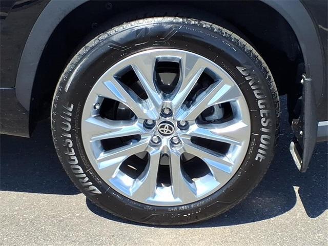 Photo of 2023 Midnight Black Metallic Toyota Highlander