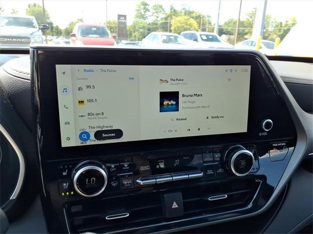 Photo of 2023 Midnight Black Metallic Toyota Highlander