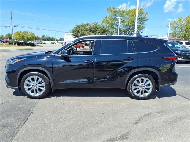 Photo of 2023 Midnight Black Metallic Toyota Highlander