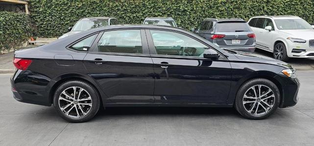 Photo of 2022 Deep Black Pearl Effect Volkswagen Jetta