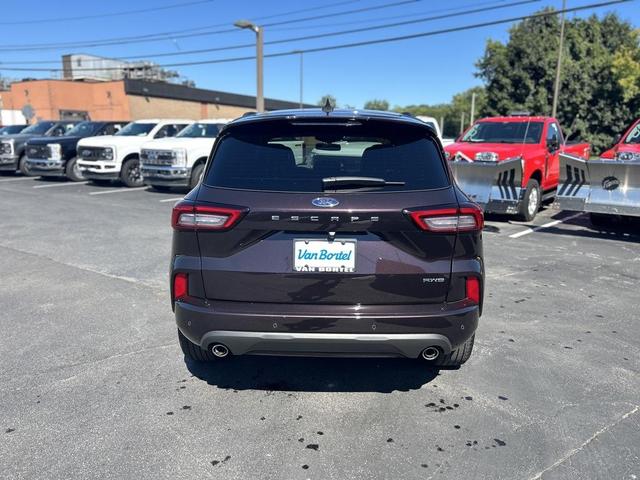 Photo of 2023 Cinnabar Red Metallic Premium Colorant Ford Escape