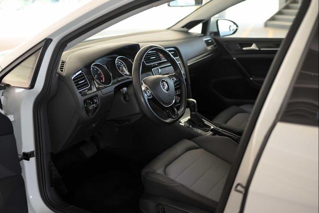 Photo of 2015 Pure White Volkswagen Golf