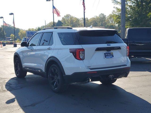 Photo of 2022 White Metallic Ford Explorer