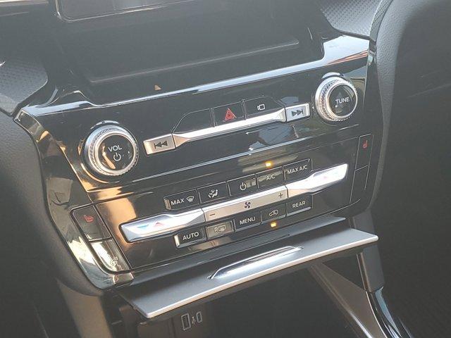 Photo of 2022 White Metallic Ford Explorer