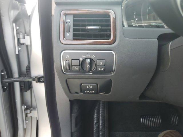 Photo of 2015 Bright Silver Metallic Volvo XC70