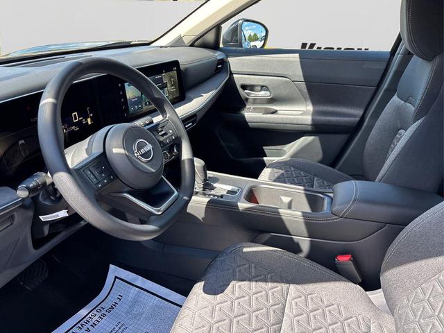 Photo of 2025 Super Black Nissan Kicks