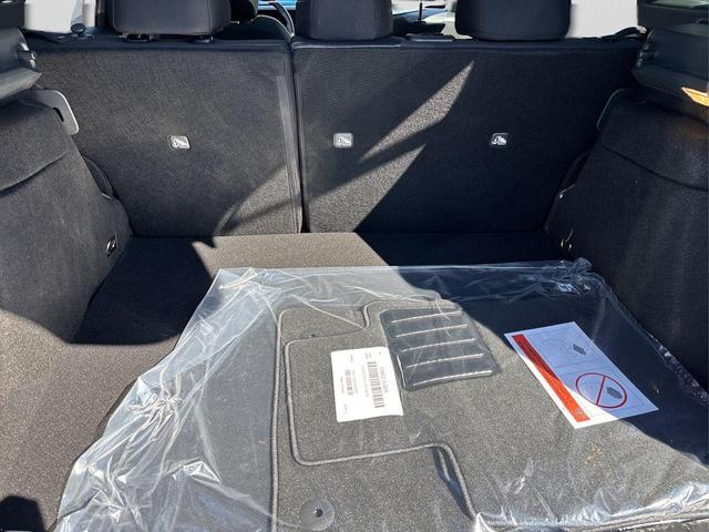 Photo of 2025 Scarlet Ember Tintcoat/Super Black Nissan Kicks