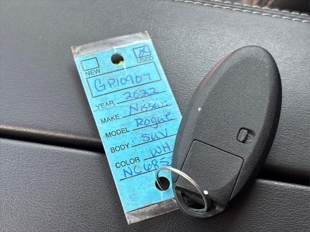 Photo of 2022 Pearl White Tricoat Nissan Rogue