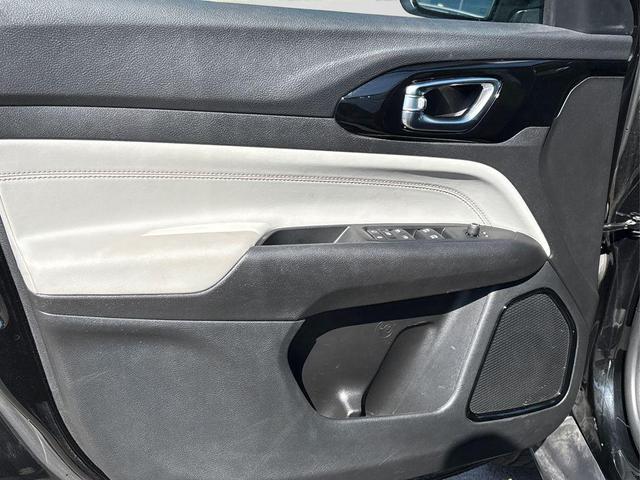 Photo of 2022 Diamond Black Crystal Pearlcoat Jeep Compass