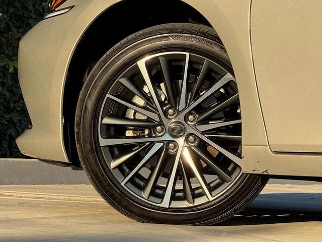 Photo of 2025 Beige Metallic Lexus ES 300h