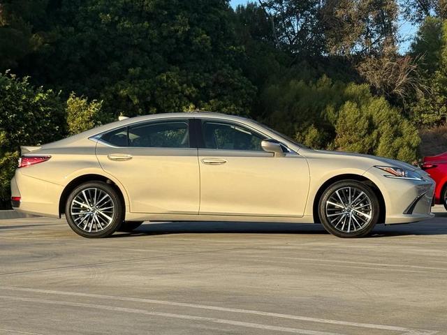 Photo of 2025 Beige Metallic Lexus ES 300h