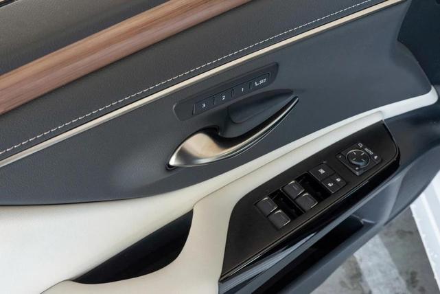 Photo of 2025 Moonbeam Beige Metallic Lexus ES 300h